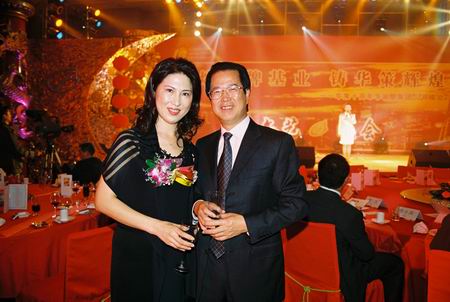 珠海市常務(wù)副市長冼文先生與美國華策公司董事長于愛娣女士在晚會現(xiàn)場