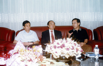 圖為市委書記黃道偉(右一)、市長湯世保(左一)在南寧機場貴賓廳會見美國美豐銀行董事長李文裕(中)。本報記者 黎均富攝