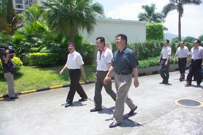 汕尾市委書(shū)記、人大主任戎鐵文（左一）和楊峰主席（中）以及王蒙徽市長(zhǎng)在參觀(guān)國(guó)際花園