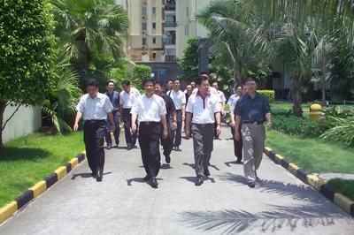 代表團(tuán)參觀(guān)國(guó)際花園