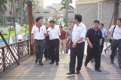 代表團(tuán)參觀(guān)中山古鎮(zhèn)燈都華廷