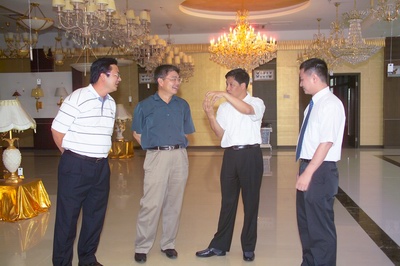 戎書(shū)記（右二）和王市長(zhǎng)（左二）參觀(guān)威力谷照明公司