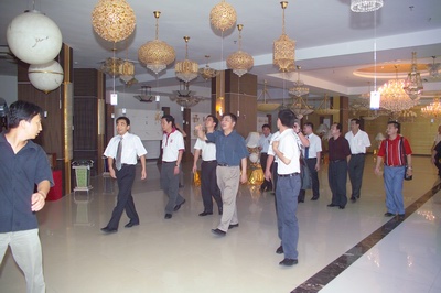 代表團(tuán)參觀(guān)威力谷照明公司