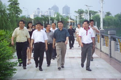 代表團(tuán)參觀(guān)藍(lán)波灣公園