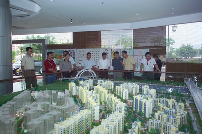 代表團(tuán)參觀(guān)藍(lán)波灣小區(qū)