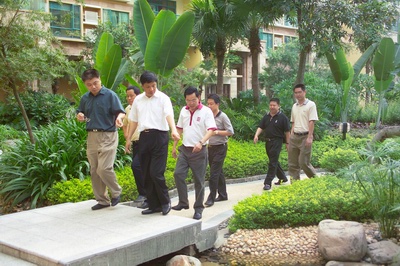 戎書(shū)記和王市長(zhǎng)在藍(lán)波灣小區(qū)內(nèi)