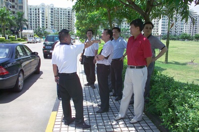 余道群總裁帶領考察團參觀國際花園